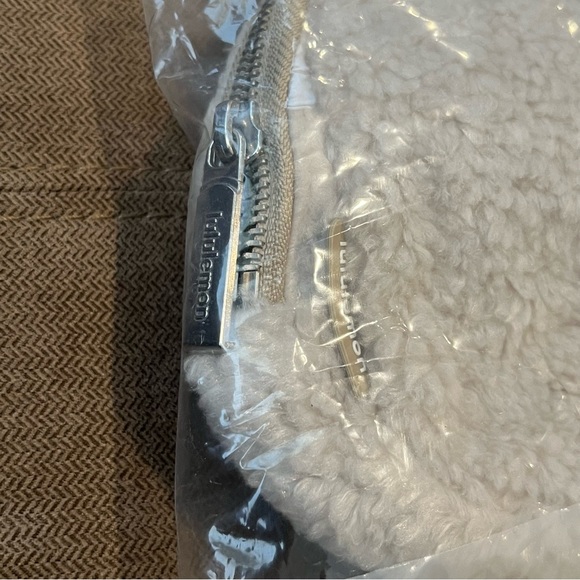 NWT Lululemon Everywhere Fleece Belt Bag - Picture 6 of 7